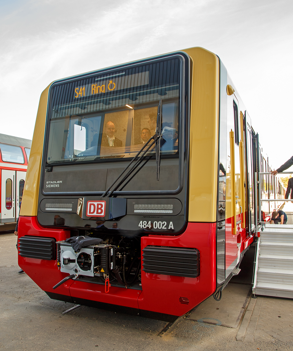 
Ein Star auf der InnoTrans 2018 in Berlin die neuen Triebz�ge der BR 483/484 f�r den S-Bahnring Berlin...
Der neue Triebzug 484 002 wurde auf der InnoTrans 2018 (hier 18.09.2018) von dem Konsortium „Neue S-Bahnz�ge f�r Berlin“ pr�sentiert. 

Das Konsortium „Neue S-Bahnz�ge f�r Berlin“ (bestehend aus Siemens AG und Stadler Pankow GmbH) hat im Rahmen einer EU-weiten Ausschreibung den Zuschlag f�r die Lieferung von 106 Triebz�gen Typ S-Bahn (S-Bahn-Teilnetzes Ring) erhalten. 85 Fahrzeuge werden vierteilig ausgef�hrt (DB Baureihe 484), 21 Fahrzeuge werden zweiteilig sein (DB Baureihe 483). 

Die S-Bahn-Triebz�ge sind mehrfachtraktionsf�hig und lassen sich in beliebiger Zusammenstellung mit vier, sechs oder acht Wagen zusammenstellen. Beide Zugkonfigurationen sind uneingeschr�nkt zweirichtungsf�hig und haben an beiden Enden jeweils einen vollwertigen F�hrerstand. Die Fahrzeuge sind �ber die gesamte L�nge der Fahrgastr�ume (zwischen den F�hrerst�nden) f�r Fahrg�ste durchg�ngig begehbar.

Der hier gezeigte Triebzug ist z.Z. nur rollf�hig, ab 2019 sollen die ersten Probefahrten im Pr�fcenter Wegberg-Wildenrath erfolgen und ab 2020 sind dann n�chtliche Testfahrten auf der Ringbahn geplant. Die Fertigung der Wagenk�sten erfolgt in Ungarn, die Endmontage der Fahrzeuge im Stadler-Werk in Berlin-Pankow und deren Inbetriebsetzung in Velten.

Die zweiteiligen Fahrzeuge werden als Baureihe 483 gef�hrt, die vierteiligen als Baureihe 484. Im ersten Abruf wurden die Fahrzeugnummern 483 001 bis 483 021 sowie 484 001 bis 484 085 vergeben. Hierbei gilt (abweichend zur bisherigen Nummerierung bei der S-Bahn Berlin) eine Fahrzeugnummer f�r den gesamten Triebzug, die einzelnen Wagen werden mit den zus�tzlichen Buchstaben A/B bzw. A/B/C/D bezeichnet.

Technische Merkmale:
-Hohe Redundanz der Antriebsanlage, eine eigenst�ndige Antriebsgruppe je Wagen
-Au�en- und Innenkameras mit M�glichkeit zur Ansicht auf dem F�hrerstand
-Moderne und pflegeleichte Innenausstattung
-Klimatisierte Fahrgastbereiche (erstmal bei der S-Bahn Berlin)
-Mehrzweckbereiche mit gro�z�giger Stellfl�che f�r Kinderwagen und Fahrr�der
-Verglaste Windfangw�nde an den Einstiegsbereichen
-Barrierefreie Gestaltung der Einstiegsbereiche
-Spezieller Rollstuhlbereich in unmittelbarer N�he zum Fahrer
-Moderne Fahrgastsitze vis � vis
-Hohe Flexibilit�t und Reinigungsfreundlichkeit durch Cantilever-Sitzbefestigung
-Klappsitze in ausgew�hlten Bereichen

TECHNISCHE DATEN BR 484 (vierteilig bzw. Halbzug):
Hersteller: Stadler Pankow, Siemens
Einsatzgebiet: Ringbahn S41 und S42 sowie S46, S47, S8
Bestellte St�ckzahl (z.Z.): 85
Spurweite: 1.435 mm (Normalspur)
Achsformel: (1A)Bo’+Bo’(A1)+(1A)Bo’+Bo’(A1)
L�nge �ber Puffer: 73.600 mm
Fahrzeugbreite: 3.140 mm
Fahrzeugh�he: 3.600 mm 
Fu�bodenh�he: 1.000 mm (durchg�ngig) 
Einstiege je Seite: 12 T�ren � 1.300 mm
Sitzpl�tze: 184 (davon 40 Klappsitze)
Stehpl�tze (2 Pers./m�):  202
max. Achslast: 13,5 t
Achsabstand im Drehgestell: 2.100 mm
Trieb- und Laufraddurchmesser:  820 mm (neu)
Speisespannung: 750 V DC (seitliche �ber Stromschiene)
H�chstgeschwindigkeit: 100 km/h 
Max. Beschleunigung: 1,0 m/s� 
Leistung: 12x 140 kW = 1.680 kW
Motorentyp: Drehstrom-Asynchron-Motore
Anfahrzugkraft: 208 kN

