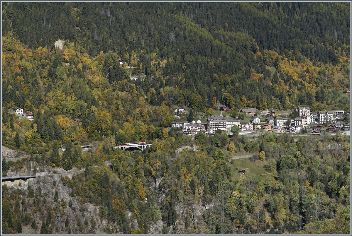 Ein TMR Regionalzug von Vallorcine nach Martigny erreicht in Kürze Finhaut. 

20. Okt. 2020