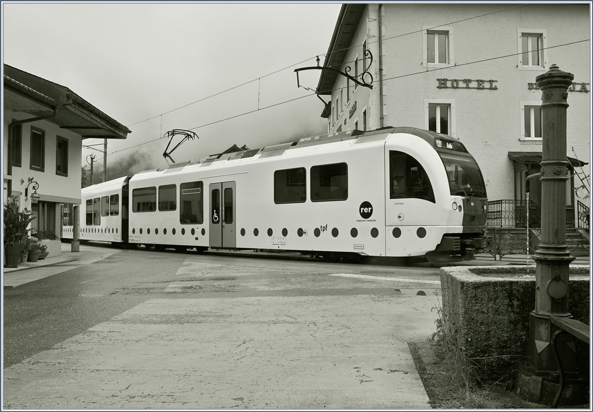 Ein TPF  SURF  als Regionalzug Montbovon - Bulle bei der Ortsdruchfahrt in Montbovon.
14. Sept. 2018