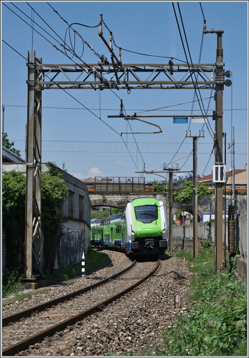 Ein Trenord ETR 421 hat den Bahnhof von Varese Nord verlassen und ist nun auf dem Weg nach o Milano Cadorna.

27. September 2022 