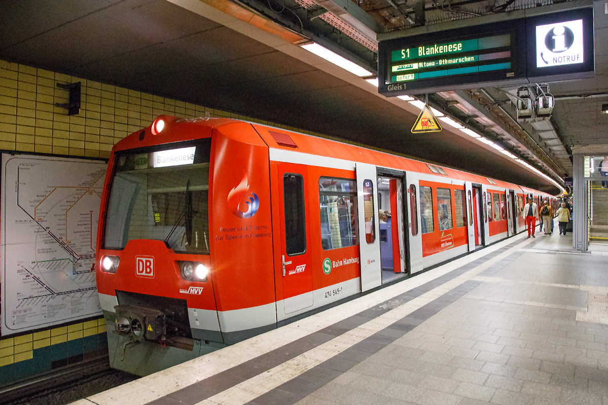 
Ein Triebzug der Baureihe 474/874 der S-Bahn Hamburg am 16.06.2015 beim Halt in der Station HH-Landungsbrücken. 

Die Triebzüge der Baureihe 474/874 sind die jüngsten Fahrzeuge der Hamburger S-Bahn, sie wurden zwischen 1996 und 2007 gebaut.