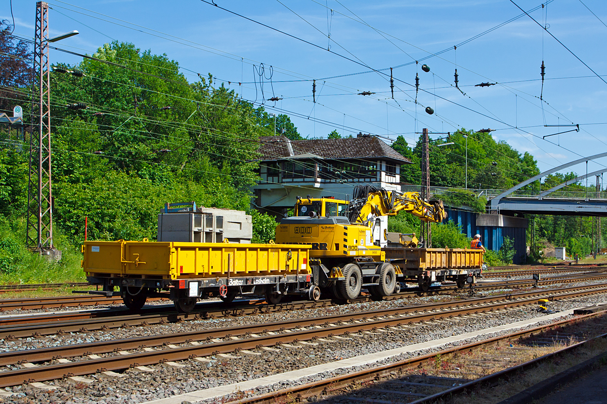 Ein ungew�hnlicher Zugverband  der Geschw. Balter Bauunternehmung (Losheim) rangiert am 12.06.2014 in Kreuztal: Ein Liebherr A 900 C ZW Li / 1031 Zweiwegebagger mit je vorne und hinten einen Gleiskraftwagenanh�nger Kla 03, Bauart 2.
