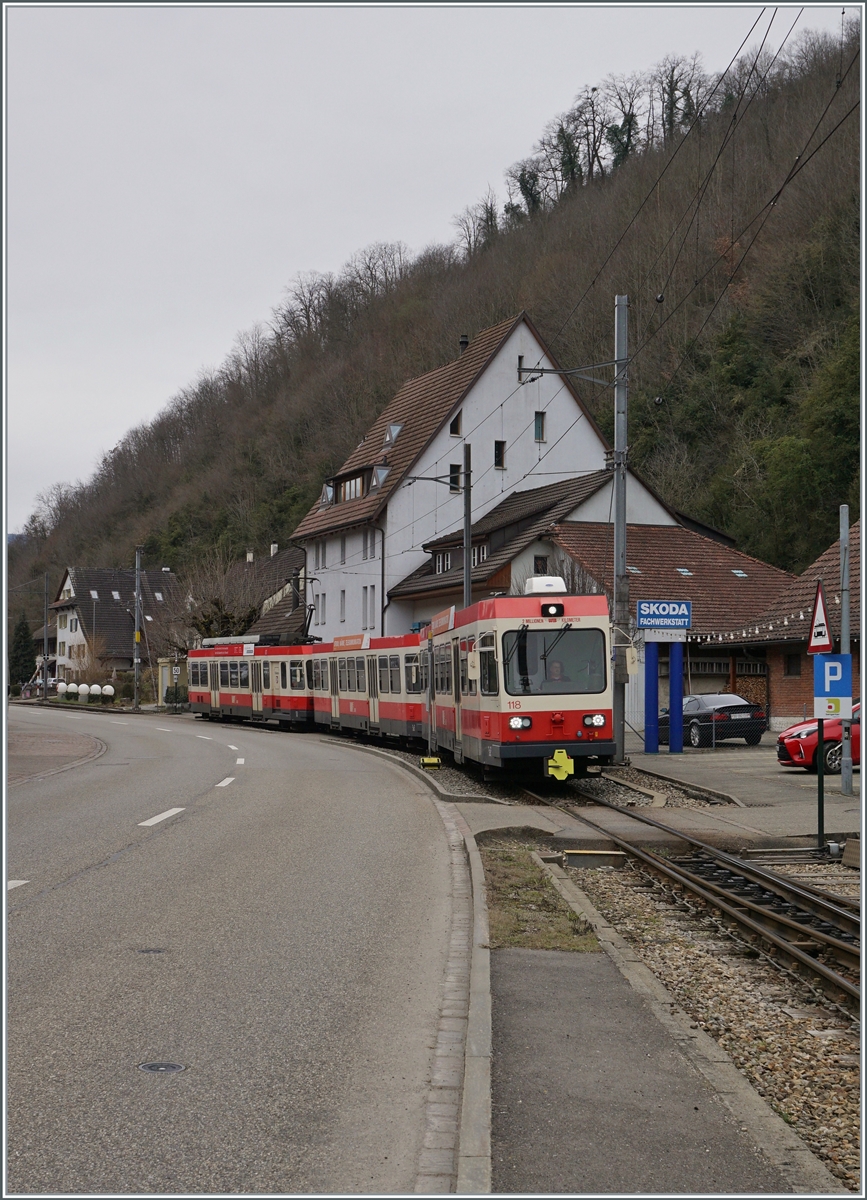 Ein Waldenburgerbahn Zug bestehend aus zwei Bt und einem schiebenden BDe 4/4 auf der Fahrt nach Liestal erreicht Hölstein. Zur Zeit wird die 75 cm Spur Strecke auf Meterspur umgebaut und man fragt sich wie die breitere Spur in den schalen Gassen Platz finden.

21. März 2021