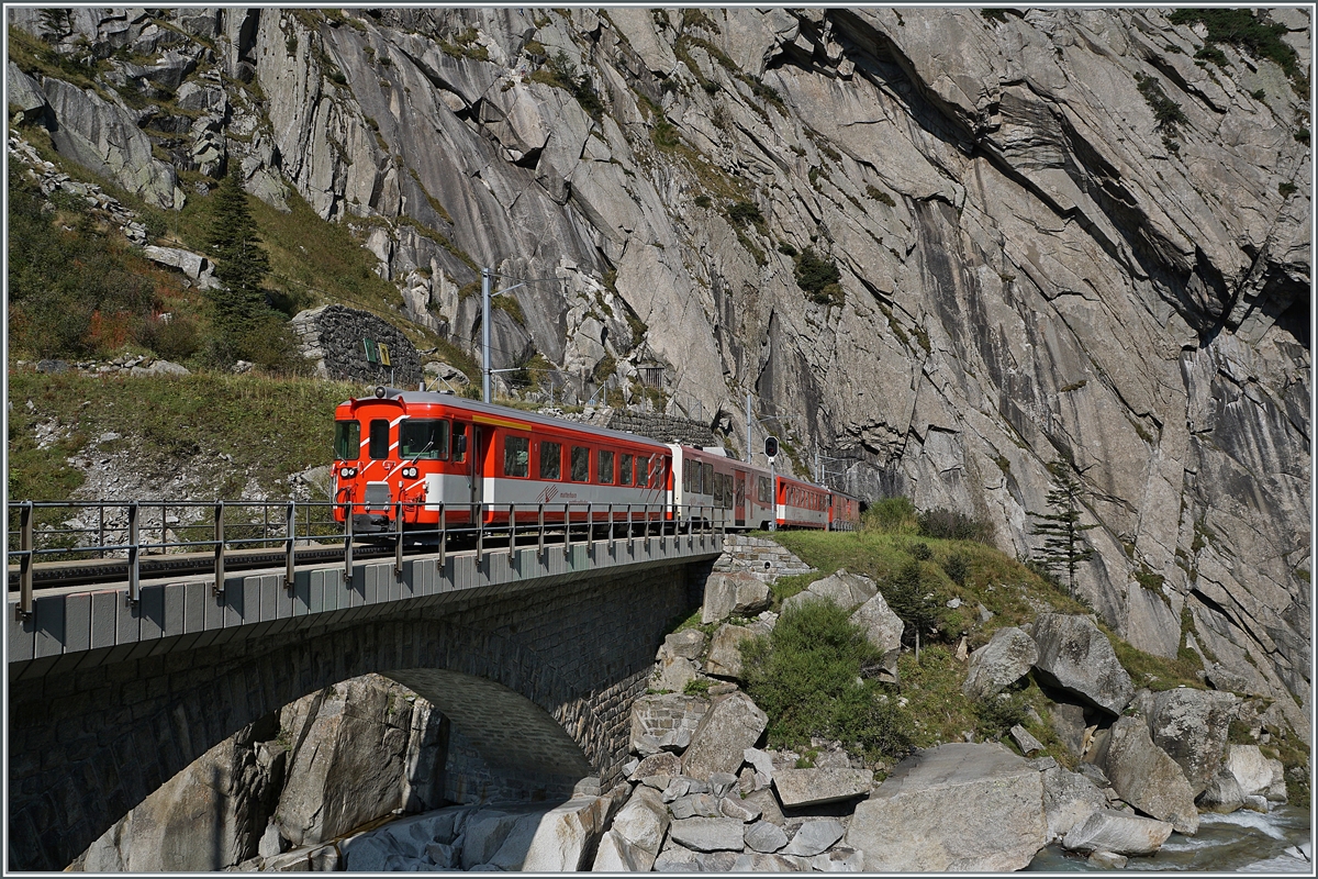 Ein Zug der MGB verl�sst die Sch�llenenschucht und wird in wenigen Minuten sein Ziel Andermatt erreichen 

13. Sept. 2020