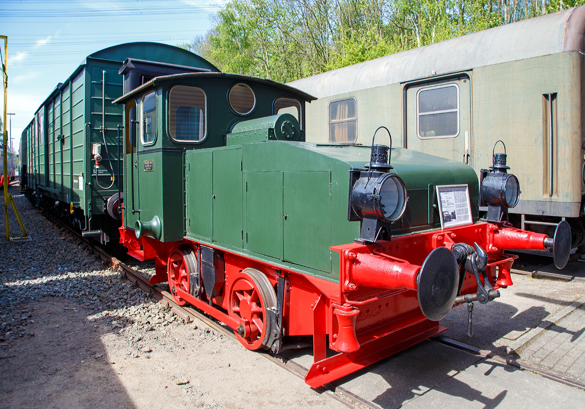 Eine 1913 von der Gasmotorenfabrik Deutz gebaute C XIV R (Fabriknummer 1246) Petroleum Lokomotive, am 30.04.2017 im Eisenbahnmuseum Bochum-Dahlhausen. 

Nicht nur die Staatsbahnen auch private Firmen mit eigenem Eisenbahnbetrieb waren schon frühzeitig darauf bedacht, bedacht, einen möglichst wirtschaftlichen Betrieb durchzuführen. Durch möglichst geringen Personaleinsatz und sparsame Fahrzeuge, die in Betrieb und Wartung günstiger waren als die üblichen Dampflokomotiven, konnten die Betriebskosten beträchtlich gesenkt werden. Allein der Vergleich der Aufrüstzeiten zwischen Dampflokomotiven  und  MotorIokomotiven zeigt die enormen Ersparnisse, die durch motorgetriebene Kleinloks erzielt werden konnten: Benötigte man für eine Dampflok noch mehrere Stunden, so waren Kleinloks schon nach 30 Minuten einsatzbereit und konnten zudem noch im Einmannbetrieb gefahren werden. Die Gasmotorenfabrik Deutz in Köln machte bereits zum Ende des 19. Jahrhunderts erste Versuche, den Viertakt-Otto-Motor zum Antrieb von Lokomotiven zu verwenden

Der Einzylinder Motor der hier gezeigten Lokomotive mit großer Schwungmasse konnte sogar mit den verschiedensten flüssigen Brennstoffen, wie Benzol, Petroleum, Benzin oder Spiritus, betrieben werden. 

Die Lok besitzt als Besonderheit eine über den Fahrmotor angetriebene Seil-Spillanlage. Mit ihr konnten z.B. auf engen Fabrikhöfen Waggons per Seilzug im rechten Winkel auf kleine Waggondrehscheiben gezogen werden.

Ursprünglich im Jahr 1913 an die Dynamit AG vorm. Alfred Nobel & Co. in Schlebusch  bei Köln geliefert, wurde die hier gezeigte Lokomotive 1918 an die Firma Möhl & Co. in Köln-Dellbrück weiterverkauft.
Von dort gelangte sie 1969 als Spende in das Eisenbahnmuseum Bochum-Dahlhausen der DGEG.  

TECHNISCHE DATEN:
Typ: C XIV R
Baujahr: 1913
Spurweite: 1.435 mm
Bauart:  B-bm
Dienstgewicht:  ca. 11 t
Geschwindigkeit:  5 bzw. 15 km/h je nach Übersetzung
Länge über Puffer:  6.000 mm
Treibraddurchmesser:  680 mm
Motor: 1 Zylindermotor mit 18 Liter Hubraum (Motor-Nr. 71354)
Leistung: 30 bis 40 PS
