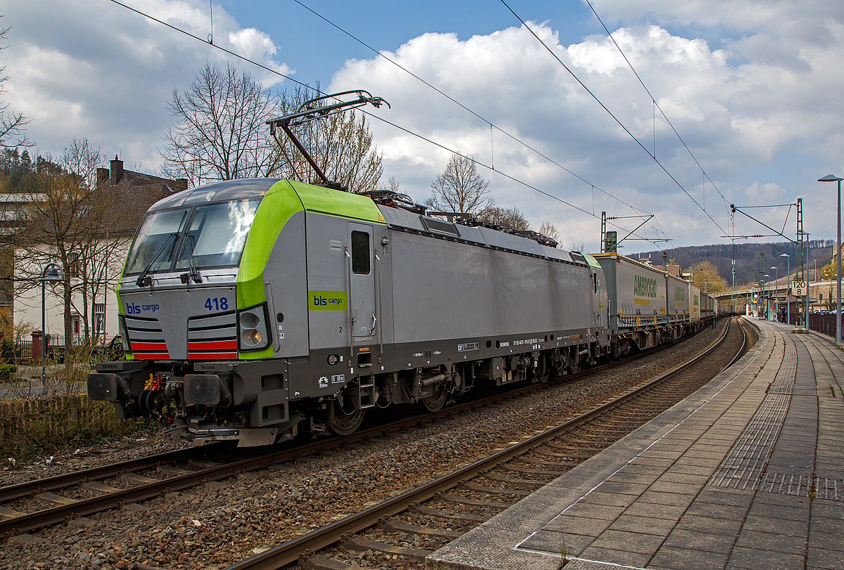 Eine der 25 neuen von der BLS Cargo in der 2. Serie bestellten Re 475 (Siemens Vectron MS)....
Die recht neue BLS Cargo 418 – Re 475 418-0 (91 85 4475 418-0 CH-BLSC) fährt am 20.04.2021 mit einem KLV-Zug durch den Bahnhof Kirchen an der Sieg in Richtung Köln.

Die Siemens Vectron MS wurden 2020 von Siemens unter der Fabriknummer 22844 gebaut, sie hat die Zulassungen für CH/ D/ A/ I / NL/B und kann so vom Mittelmeer bis an die Nordsee ohne Lokwechsel durchfahren. Die BLS Re 475 der zweiten Serie 475 416 – 475 440 (es sind noch nicht alle ausgeliefert) haben zusätzlich die Zulassung für Belgien (B). Sie haben eine Höchstgeschwindigkeit von 200 km/h und eine Leistung von 6.400 kW.

Nach Abschluss der Lieferungen der 2. Serie hat die BLS Cargo dann insgesamt 40 Loks der Baureihe Re 475 (Siemens Vectron MS). Der kleine Unterschied zwischen der beiden Serien ist nur das die Lok der 2. Serie auch durch Belgien fahren darf.
