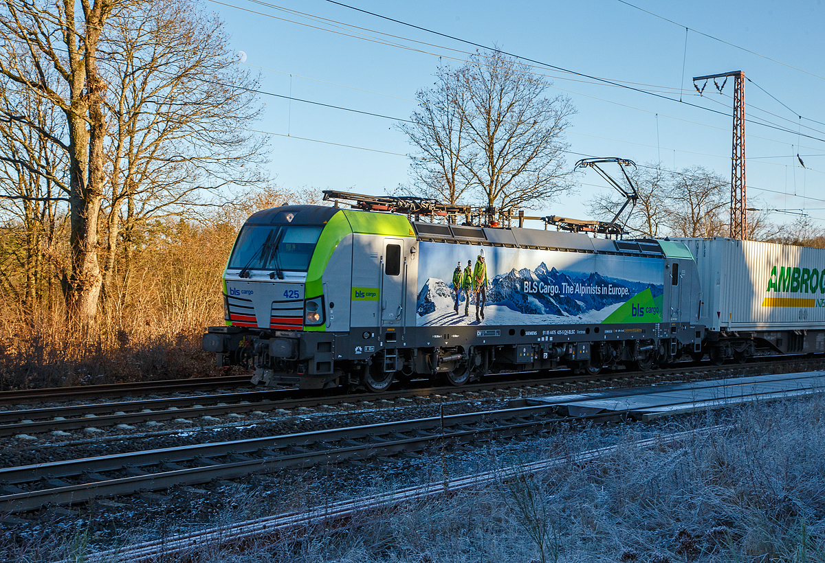 Eine der 25 neuen von der BLS Cargo in der 2. Serie bestellten Re 475 (Siemens Vectron MS)....
Die BLS Cargo 425  – Re 475 425-5 (91 85 4475 425-5 CH-BLSC) fährt am 11.01.2022 mit einem KLV-Zug durch Rudersdorf (Kr. Siegen) über die Dillstrecke (KBS 445) in nördlicher Richtung.

Die Siemens Vectron MS wurden 2020 von Siemens unter der Fabriknummer 22896 gebaut, sie hat die Zulassungen für CH/ D/ A/ I / NL/B und kann so vom Mittelmeer bis an die Nordsee ohne Lokwechsel durchfahren. Sie haben eine Höchstgeschwindigkeit von 200 km/h und eine Leistung von 6.400 kW.

Nach Abschluss der Lieferungen der 2. Serie hat die BLS Cargo dann insgesamt 40 Loks der Baureihe Re 475 (Siemens Vectron MS). Der kleine Unterschied zwischen der beiden Serien ist nur das die Lok der 2. Serie auch durch Belgien fahren darf.
