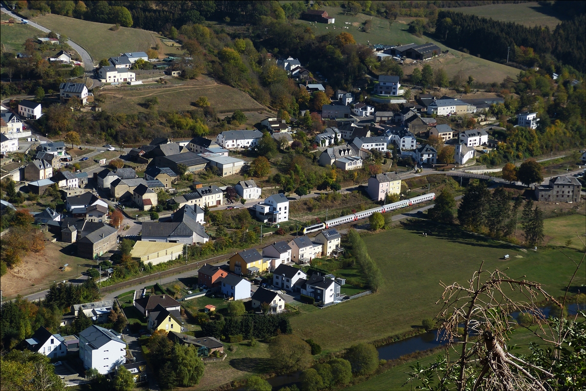 Eine CFL Lok der BR 3000 auf dem Weg in Richtung Kautenbach passiert hier gerade die Ortschaft Michelau.
Auf einem Wanderweg in einem abgeholzten Wald hoch über Michelau habe ich am 13.10.2018 dieses Foto geschossen. (Hans) 

