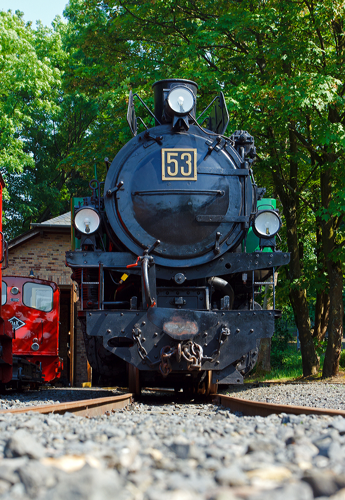
Eine etwas andere Ansicht von der Schmalspur-Dampflokomotive ex Nr. 53 der Rhein-Sieg Eisenbahn (RSE) am 08.06.2014 im Museum Asbach (Ww).  Hier kann man es sehr gut erkannen, die mächtige Lok auf schmaler Spur.