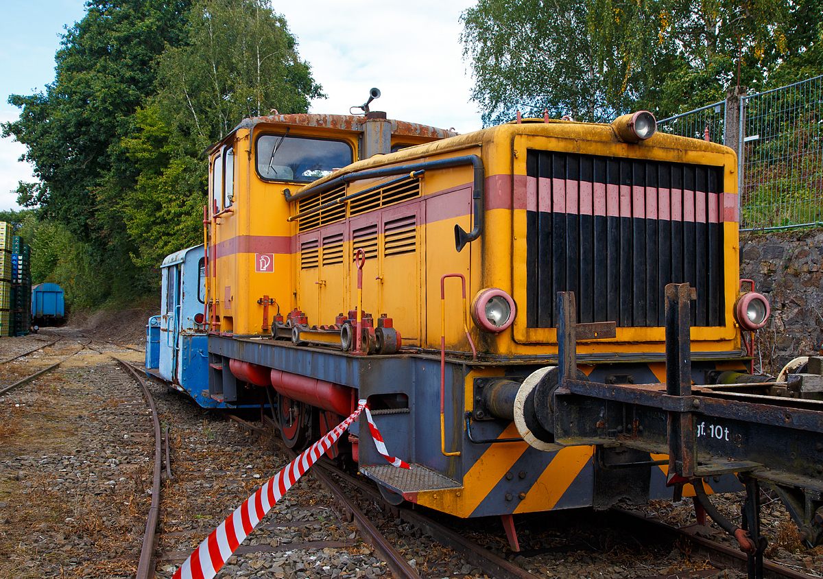 
Eine Jung R 30 B (Baujahr 1958, Fabriknummer Jung 12937) am 02.10.2016 beim Tag der offenen Tür der BLE Butzbach-Licher Eisenbahnfreunde e. V. in Butzbach. 

Die Jung Lok vom Typ R 30 B wurden 1958 von der Firma Arnold Jung Lokomotivfabrik GmbH, Jungenthal, Kirchen a.d. Sieg unter der Fabriknummer 12937 gebaut und als „D1“ an die Berzelius Metallhütten GmbH in Duisburg geliefert. In den 1980er Jahren ging sie an die RTS Rohr-Transport-Service GmbH in Duisburg, die sie als Nr. 4 auf dem Gelände der HKM (Hüttenwerke Krupp Mannesmann) einsetzte, bis sie 1996 an die EUPEC PipeCoatings GmbH in Mülheim an der Ruhr) auch als Nr.  4 ging, dort fuhr sie dann noch bis 2005.
Im Deutschen Fahrzeugeinstellungsregister (NVR) werden die Lok heute unter 98 80 3 944 eingereiht.

Die Maschine besitzt ein hydraulisches Getriebe (diesel-hydraulische Lok),  die Kraftübertragung erfolgt vom Getriebe mittels Blindwellen über Treibstangen auf die Räder.  Da die Treibstangen auf der Lok hier abgelegt sind, kann sie so z.Z. nicht selbst fahren.

Technische Daten: 
Achsformel: B
Länge über Puffer:  7.680 mm
Achsabstand: 3.000 mm
Gewicht der Lok: 28 t
Höchstgeschwindigkeit: 46 km/h (23,4 km/h im Rangiergang)
Leistung: 191 kW (260 PS)