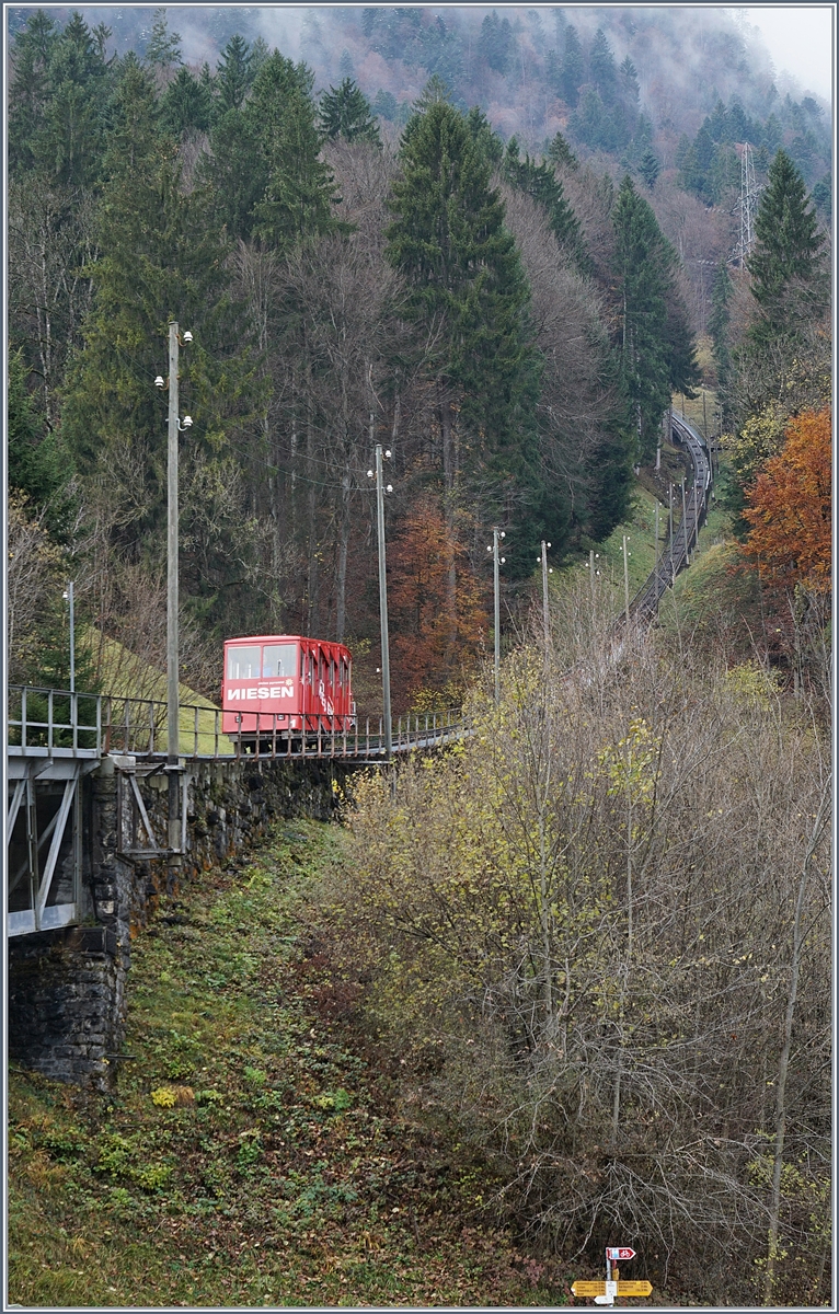 Eine kabine der Niesenbahn kurz nach der Abfahrt in Mülenen.

19. Nov. 2017