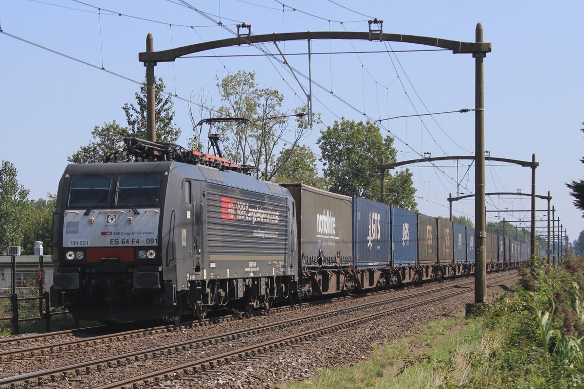 Eine der letzten SBCI 189er mit SBB cargo International Aufkleber ist 189 991 und die wird hier am 23.Augustus 2023 mit der GTS-Containerzug bei Hulten auf den Chip gerettet.