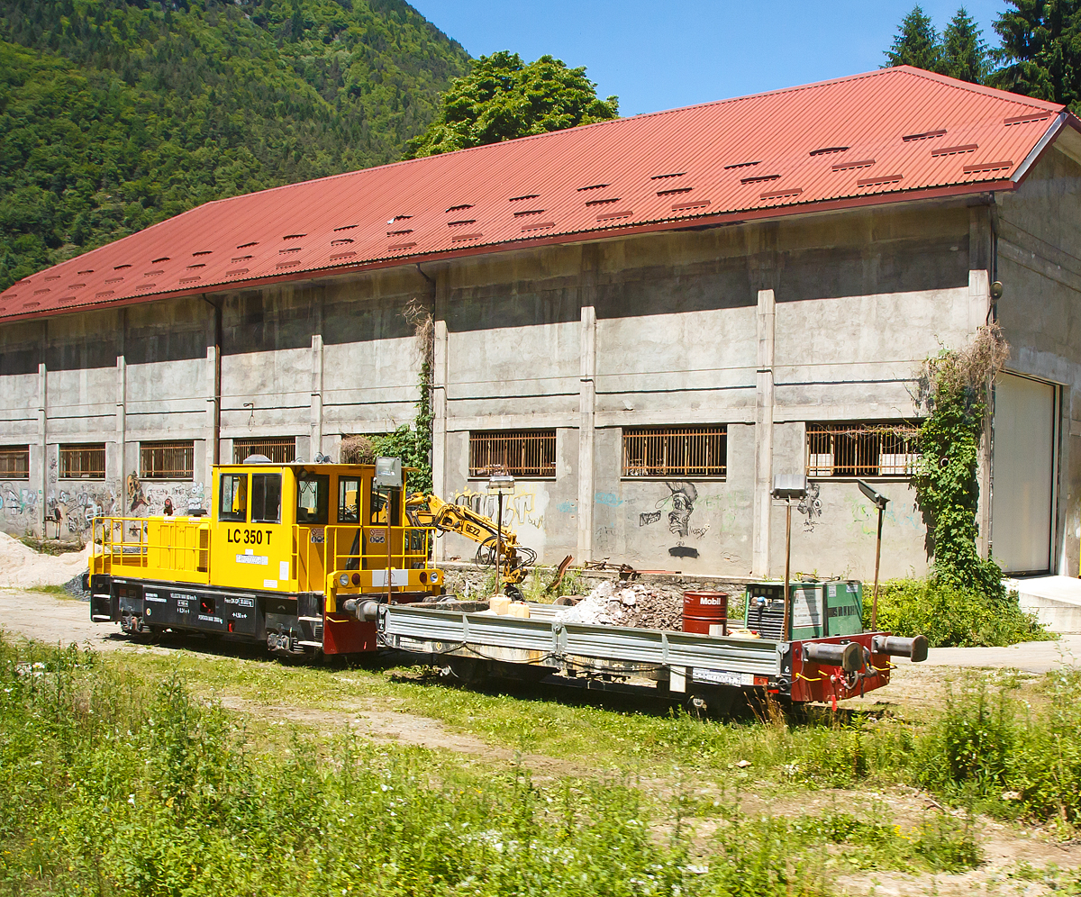Eine mir nicht bekannte gelbe Diesellok 270020-6 der RFI (Rete Ferroviaria Italiana /FS Bereich Schienennetz und Eisenbahninfrastruktur) konnte ich am 20.06.2016 in Varzo aus dem EC heraus aufnehmen. 

Auch wenn ich keine Daten im Netz finde, kann ich einige Technische Daten nennen: Spurweite:  1.435 mm (Normalspur)
Achsformel: B
L�nge �ber Puffer: 8.240 mm
Eigengewicht: 30 t
H�chstgeschwindigkeit: 60 km/h 
Kleister befahrb. Gleisbogen: R 150 m