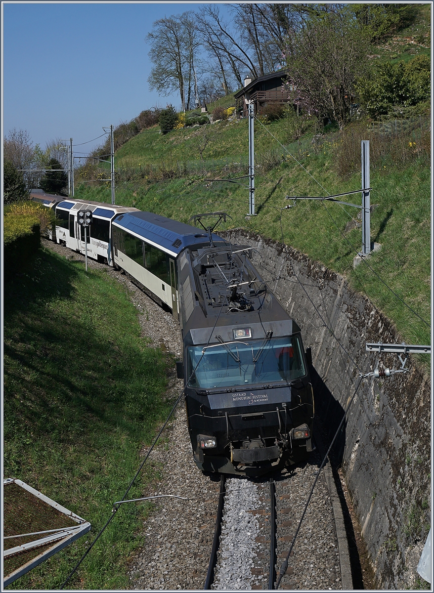 Eine MOB Ge 4/4 mit ihrem Panoramic Express kurz vor der 270° Kurve in Sonzier auf dem Weg Richtung Montreux.
3. April 2017