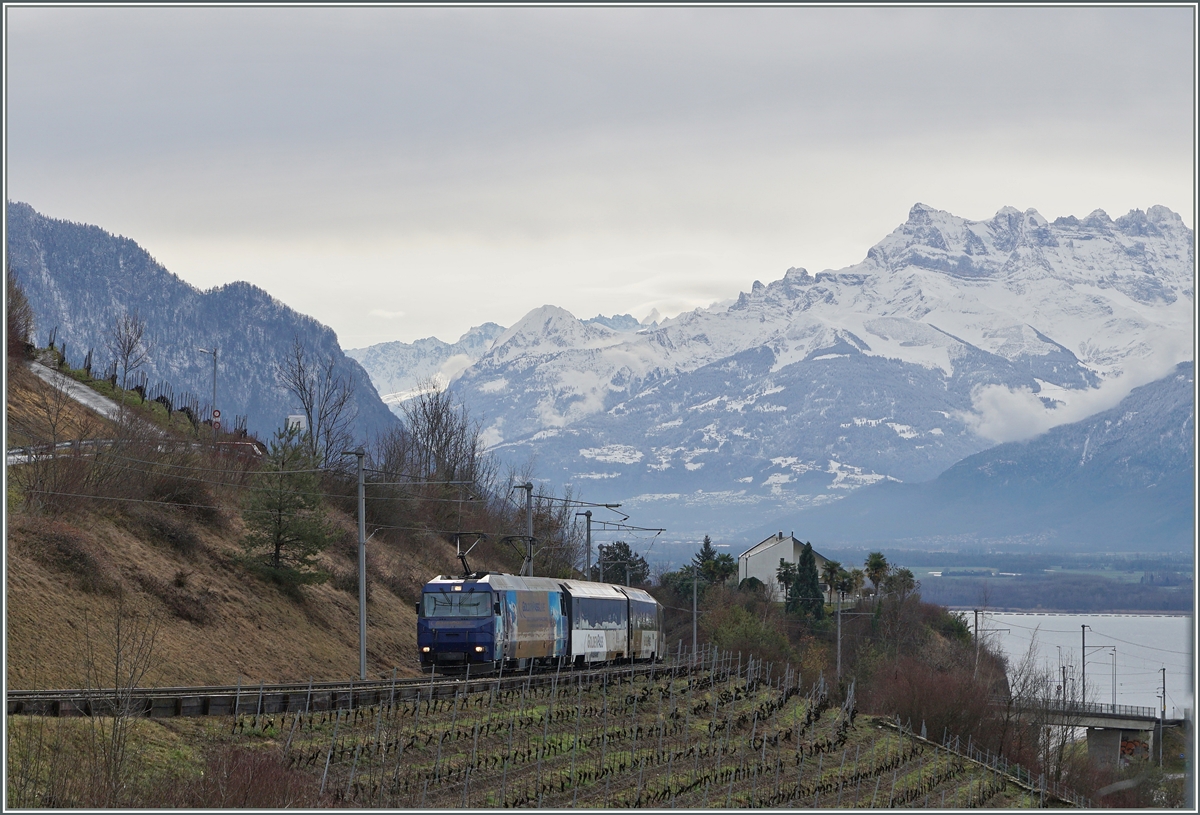 Eine MOB Ge 4/4 Serie 8000 schleppt ihren Goldenpass Panoramic kurz vor Planchamp Richtung Zweisimmen.
4. Feb. 2016 