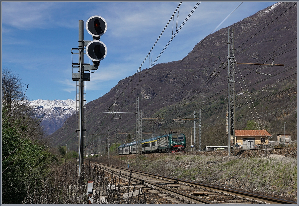 Eine unbekannte Trenord E 464 ist mit ihrem RE kurz nach Premosselo-Chiovenda auf dem Wega nach Milano Centrale. Links im Bild das Einfahrvorsignal der Strecke von Novara von Premosselo-Chiovenda.

8. April 2019