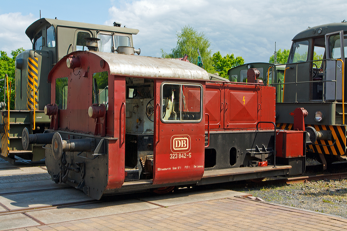 
Eine weitere  Anschicht von die ex DB 323 842-5, ex DB Köf 6772, der Westerwälder Eisenbahnfreunde 44 508 e. V. steht am 18.05.2014 ausgestellt beim Erlebnisbahnhof Westerwald in Westerburg, hier war Museumstag.  

Diese Köf II wurde 1960 unter der Fabriknummer 13210 bei der Firma Jung in Jungenthal bei Kirchen/Sieg gebaut und als Köf 6772 an die DB ausgeliefert. 1968 erfolgte die Umzeichnung in 323 842-5, die Ausmusterung bei der DB erfolgte 1996.

Die 323 842-5 (Jung 13210) war ab 1960 dem BW Wetzlar zugeteilt, ab 1968 wurde das Heimatbetriebswerk das Bw Limburg / Lahn, welches zum 01.12.1991 zur Außenstelle des Bw Gießen wird.