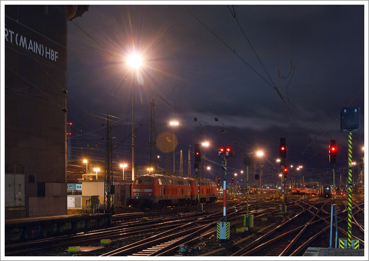 Einen ähnlichen Blick gab es schon am 07.12.2013, hier nun bei Nacht....

Blick vom Bahnsteig 12/13 auf das Vorfeld vom Hbf Frankfurt am Main am 29.12.2013 (1:34). 
In der Bildmitte (beim ehem. Stellwerk) sind die ICE-Schlepploks 218 824-1 und 218 833-2 der DB Fernverkehr AG abgestellt.
