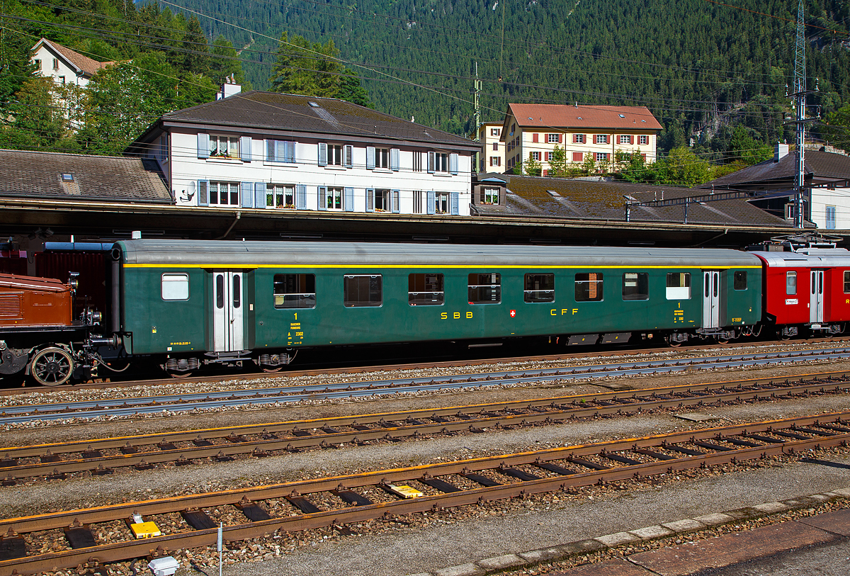 
Einer der letzten SBB EW II-Wagen....
Der Salon-Club-Wagen SR 610 (A 2302) SR 50 85 89-33 610-8 der SBB Historic, Depot Erstfeld, ein ehemaliger  SBB EW II 1.Klasse Personenwagen, ex A 50 85 18-33 584, ex SBB A 2585, am 02.08.2019 im Bahnhof Göschenen, im Zugverband eines Sonderzuges mit Gotthard Krokodil Ce 6/8 II 14253 (eigentlich Be 6/8 II 13253).

Der Einheitswagen II (EW II) wurde 1967 von SIG in Neuhausen gebaut, in den 1980er Jahren wurde er zum Salonwagen (Gesellschaftswagen) für den  Wilhelm-Tell-Express  umgebaut. Die Wagen hat 36 Plätze in freier Bestuhlung. 

TECHNISCHE DATEN:
Spurweite: 1.435 mm (Normalspur)
Länge über Puffer: 23.700 mm (B-Wagen 24.700)
Drehzapfenabstand: 17.600 mm
Achsabstand im Drehgestell: 2.500 mm
Laufraddurchmesser: 800 mm (neu)
Wagenbodenhöhe: 1.020 mm 
Eigengewicht: 32 t
Bremse: O-R 42t (K)

Die Einheitswagen II waren fast identisch mit den Einheitswagen I und auch im SBB-Grün lackiert. Äußerlich fallen sie durch nur noch halbhohe WC- und Einstiegsbereichsfenster auf. Im Gegensatz zu den EW I verfügen sie über doppelverglaste, aber ebenfalls einteilige und versenkbare Fenster. Des Weiteren weisen sie eine um 80 mm geringere Fußbodenhöhe auf als die EW I. Sie wurden zwischen 1965 und 1976 gebaut. 

Wie beim EW I erhielten die Wagen erster Klasse Drehgestelle mit Torsionsstabfederung, die übrigen Wagen Schlieren-Drehgestelle mit Schraubenfederung. Die Steuerwagen BDt sowie einige Wagen zweiter Klasse erhielten das Drehgestell SWP-71 von Schindler Waggon in Pratteln. 

In der zweiten Klasse wurde gegenüber dem EW I der Sitzabstand um 10 cm pro Abteil vergrößert 1.750 mm statt 1.650 mm, daraus resultierte auch eine Wagenlänge von 24,7 m für den B EW II (gegenüber 23,7 m beim B EW I). In der ersten Klasse blieben Sitzteiler bei 2.060 mm und somit auch die Wagenlänge von 23,7 m.