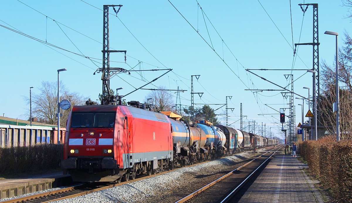 Einer der wenigen Güterzüge im Moment gezogen von DBSSC EG 3102 mit langen Mischer gen Norden. Jübek 09.03.20222