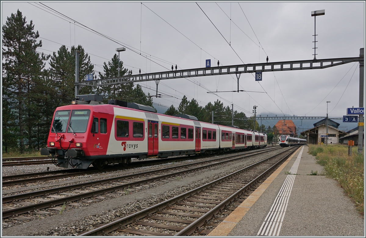 Eines der letzen Bilder des TRAVYS RBDe 560 384 (RBDe 560 DO TR 94 85 7 560 384-0 CH-TVYS)  Lac de Brenet  am letzten Betriebstag vor der Umstellung auf die Flirt-Flügelzüge bei der Ausfahrt in Vallorbe.

6. Aug. 2022 