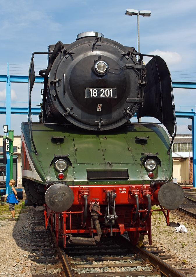 Einfach eine Sch�nheit....

Die 18 201 (ex DR 18 201 ex DR 02 0201-0) der Dampf Plus steht am 24.08.2013, Dampflokwerk Meiningen (DLW).

Sie ist, mit einer H�chstgeschwindigkeit von 182,5 km/h, die schnellste betriebsf�hige Dampflokomotive der Welt.
Zudem ist sie ein Unikat, diese Lok gab und gibt es nur einmal auf der Welt.
