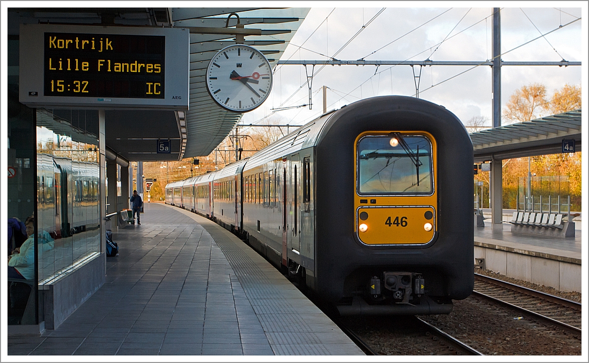 Einfahrt der SNCB/NMBS Gumminasen  AM 96 (AM=Automotrice) 446 gekuppelte mit 483 am 23.11.2013 in den Bahnhof Br�gge (Brugge).