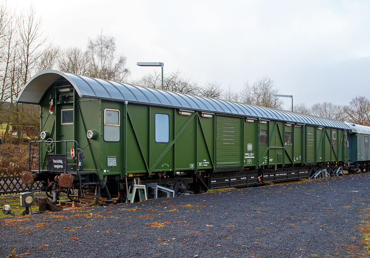 
Einheitshilfsgerätewagen  der Bauart 388, Fahrzeugnummer 60 80 99 - 11 07- 5, ex DB Stg 5603, als Denkmal-Wagen beim Bahnhof Wilsenroth am 02.12.2016. 

Die Wagen wurden vorzugsweise bei Hansa Waggon Bremen aus Teilen zerlegter MCi 43 sowie alten brauchbaren Drehgestellen amerikanischer Bauart ( Schwanenhals ) neu aufgebaut.  Die MCi wurden zerlegt und die verwendbaren Profile auf ein neues Untergestell gesetzt. Anschließend kamen neue Bretterverkleidungen, Fenster, Türen und natürlich eine vollständig andere Inneneinrichtung dazu. 

Technische Daten:
Baujahr: 1962
Spurweite: 1.435 mm (Normalspur)
Länge über Puffer: 23.000 mm 
Drehzapfenabstand:: 15,500 mm
Achsanzahl: 4 
Eigengewicht: 35.400 kg 
Zul. Höchstgeschwindigkeit: 120 km/h