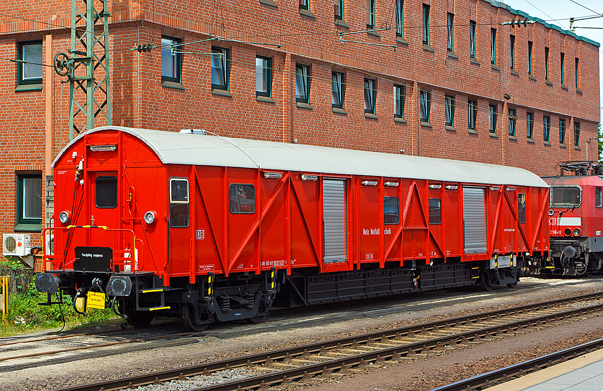 Einheitshilfsger�tewagen D-DB 60 80 9927 057-1 der Gattung Ehg 388 , ex DB Ffm 5636, der DB Netze AG (DB Netz Nofalltechnik) abgestellt beim Hbf Koblenz am 25.05.2014. Er ist einer von 53 in Deutschland stationierten Wagen der Deutsche Bahn AG. Diese verf�gen �ber Hilfsmittel und Bahnspezifischen Ausr�stungen zur Bew�ltigung von Ungl�cksf�llen mit Z�gen. Insbesondere verf�gen sie �ber Auffangbeh�lter, Dichtungsmaterialien, Bahnspezifische Armaturen und Hebe- und Zugger�te f�r gro�e Lasten. Er ist dann mit einem Leiter und sechs Mitarbeitern besetzt.
Diese unterst�tzen vor Ort mit den im Wagen vorhandenen Ger�tschaften die Hilfskr�fte vor Ort (Feuerwehr, THW)
Im Ungl�cksfall wid der Wagen �ber das Notfallmanagement der DB AG angefordert.