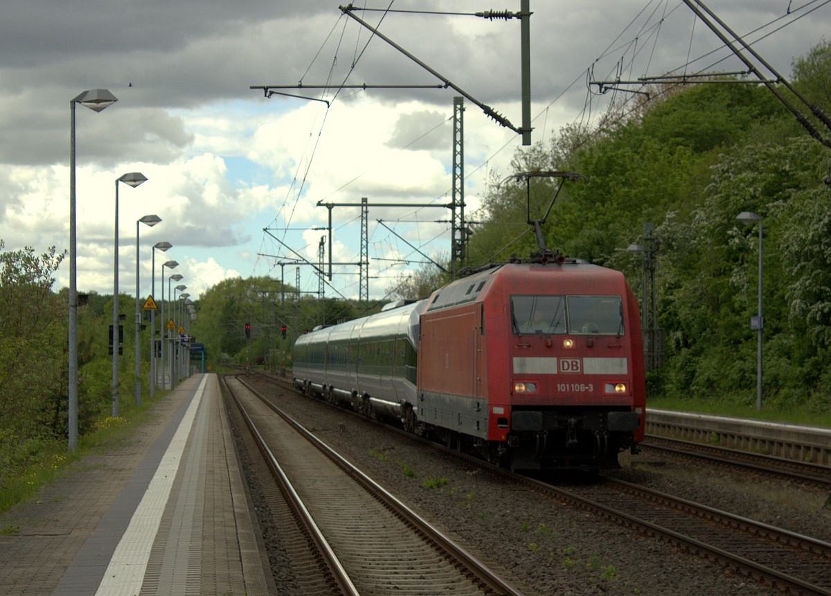 Einmal so und einmal so...DB 101 106-3 rauscht hier mit dem wohl defekten ICE-(T)D 0605 006 durch Schleswig Richtung Hamburg. 25.05.2015