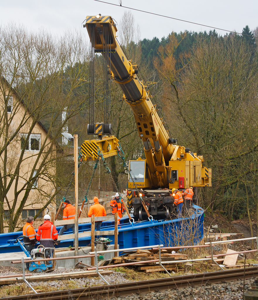 
Einsatz von dem 150 t Kirow Gleis- und Weichenbaukran KRC 1200+ (ein Kirow MULTI TASKER KRC 1200+) 99 80 9419 005-0 D-STRA  „DONAU“  (ex 97 82 55 508 17-5) der STRABAG RAIL GmbH, bei der Montage am 20.12.2014 vom Br�ckenoberbau der KSW Eisenbahnbr�cke �ber die Sieg in Siegen.

Ausf�hrliche Beschreibung siehe: http://hellertal.startbilder.de/bild/deutschland~unternehmen~ksw-kreisbahn-siegen-wittgenstein-ehem-siegener-kreisbahn/392524/der-ksw-bahnhof-siegen-eintracht-betriebsbereich-eisern-siegener.html