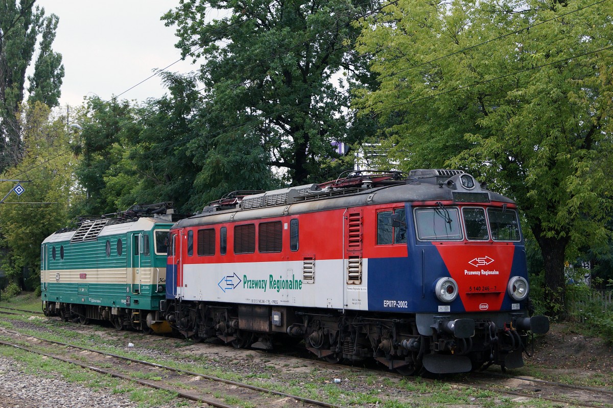 ELEKTROLOKOMOTIVEN IN POLEN VON DER P.K.P AUSGELAGERTEN PRZEWOZY REGIONALE:
Im Rollmaterialbestand der PRZEWOZY REGIONALE befinden sich auch einige aus Tschechien angemitete Lokomotiven der Baureihe 163, die auf den Namen von Frauen getauft worden sind. 5140 246-7 und 163 046-6 in Poznan Glowny abgestellt am 17. August 2014.
Foto: Walter Ruetsch