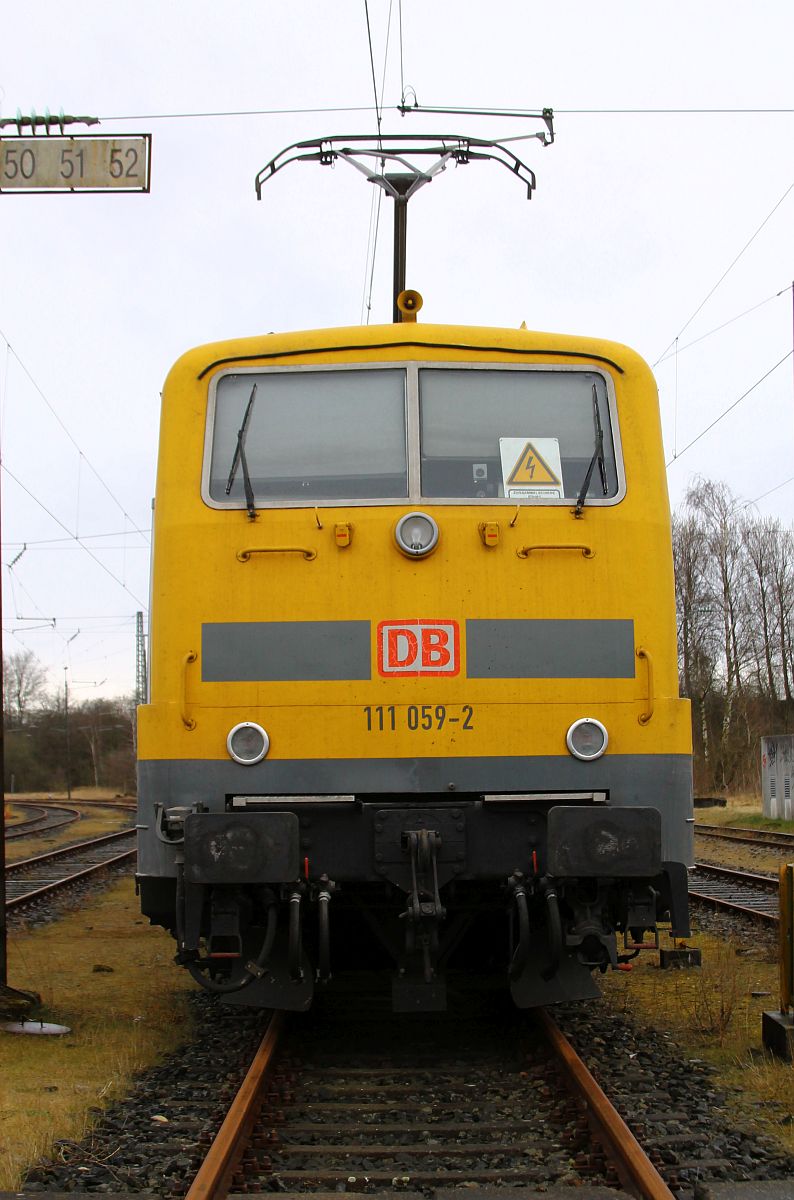 Elloks der BR 111 haben sich zum Gl�ck selten in Flensburg blicken lassen, deshalb ist eine Portraitaufnahme der Exotin 111 059 im ehemaligen Bw Flensburg am 30.03.2022 vertretbar.