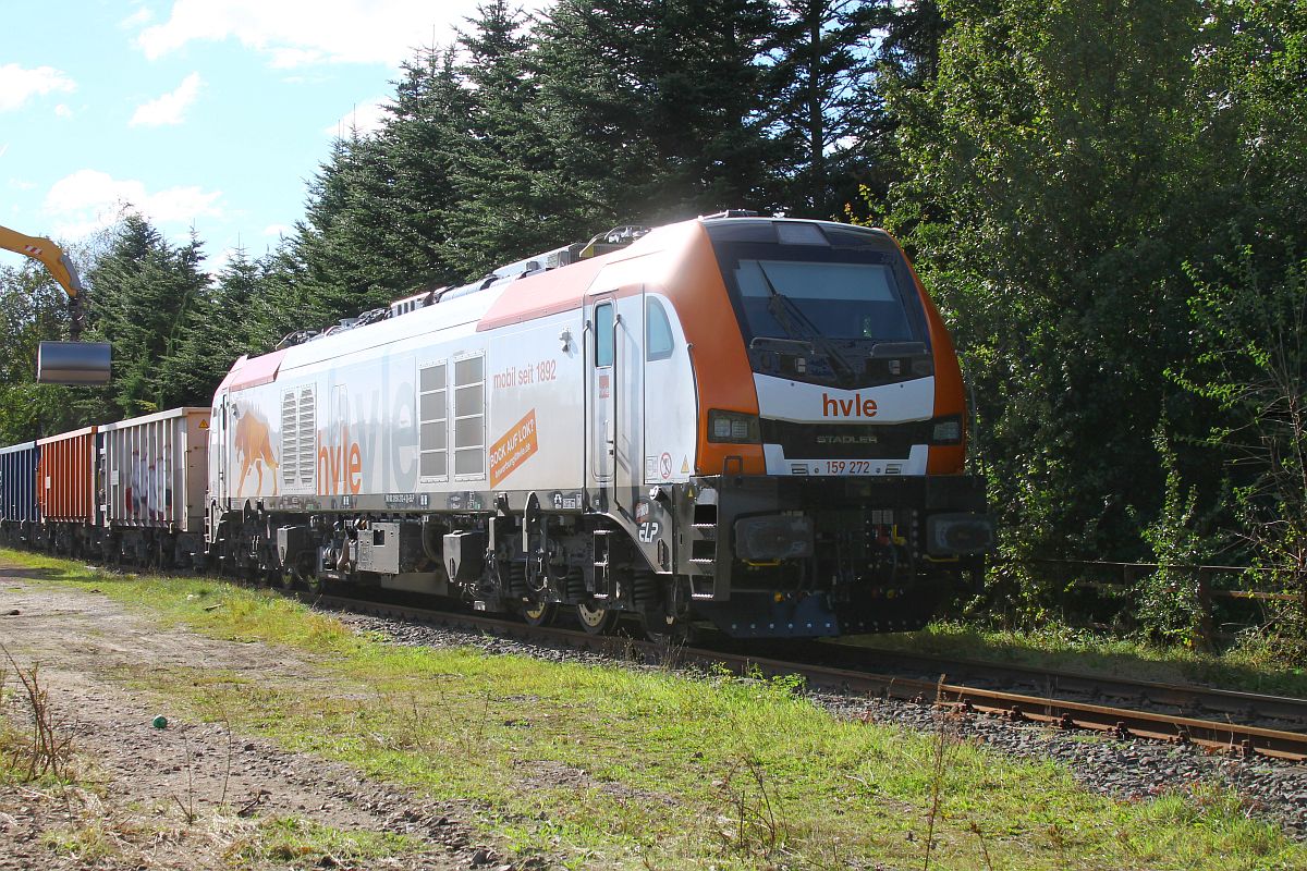 ELP/hvle 159 272 vor Düngerzug in Flensburg-Weiche. wegen starken Gegenlichtes mit Frontschatten,  25.09.2025.