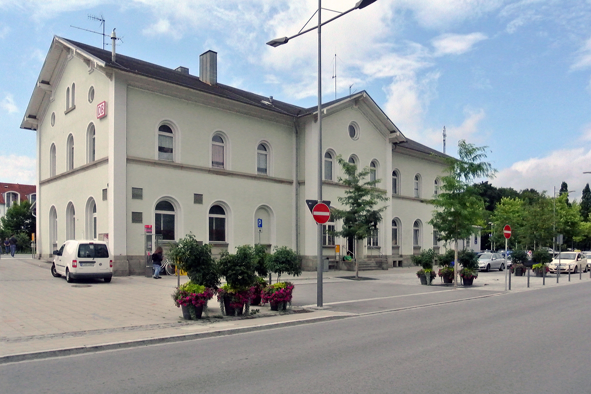 
Empfangsgebäude vom Hauptbahnhof Deggendorf am 10.07.2015.

Aufnahme Friedel Rickes, Text und Bearbeitung Armin Schwarz.