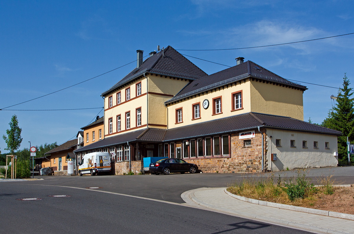 
Empfangsgebäude mit Anbau der Güterabfertigung vom ehem. Bahnhof Hermeskeil am Km 110,4 der Hunsrückquerbahn (ex KBS 607) und km 50,3 der Hochwaldbahn (ex KBS 625). Er liegt auf 476,6m über NN