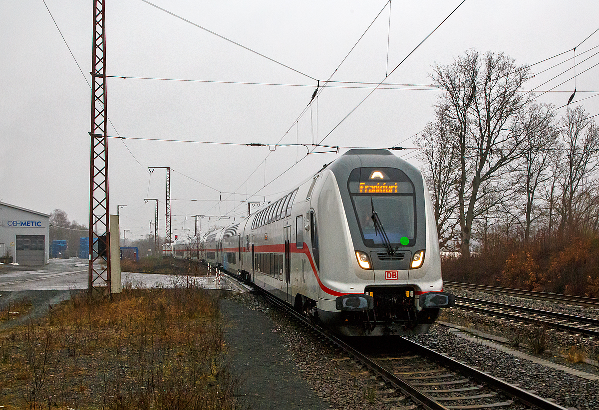 Endlich ist es soweit, das Siegerland ist wieder am Fernverkehr angeschlossen..... 
Seit heute (dem Fahrplanwechsel Dez. 2021) fahren nun wieder IC´s zwischen Frankfurt am Main und Siegen.
Steuerwagen voraus f�hrt der IC2 (IC 2321) Siegen Hbf - Frankfurt(Main)Hbf (eigentlich Norddeich Mole - M�nster Hbf -  Siegen Hbf - Frankfurt(Main)Hbf), geschoben von der 147 562, am 12.12.2021 durch den Bf Rudersdorf (Kr. Siegen) in Richtung Frankfurt am Main. Hinweis ich befinde mich am Bahnsteigende. 

Einen lieben Gru� an den netten Lokf�hrer zur�ck.

Eigentlich w�rde der IC von Norddeich Mole kommen, aber z.Z. Fahren die IC´s nur zwischen Siegen und Frankfurt am Main, Grund ist: Die Flutkatastrophe im Sommer 2021 hatte die Ruhr-Sieg-Strecke (KBS 440) massiv besch�digt, an vielen Stellen war die Infrastruktur auf einer L�nge von rund 30 Kilometern v�llig zerst�rt. Um die Strecke schnellstm�glich wieder in Betrieb zu nehmen, hat die DB zeitgleich die v�llig untersp�lten Gleise neu aufgebaut und das �berflutete Stellwerk mit seinen zahlreichen Innen- und Au�enanlagen neu errichtet. Allein daf�r mussten rund 3.500 einzelne Kabeladern an Signale, Weichen und Zugsicherungssysteme angeschlossen werden.

Kleine Kurzschl�sse in den Kabelanlagen sorgen noch f�r eine Verl�ngerung der Bauarbeiten. Die Inbetriebnahme verschiebt sich auf 20. Dezember 2021.
