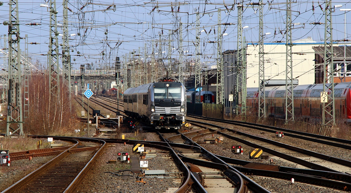 Entweder stark verspätet oder wegen der Bauarbeiten extra später unterwegs die Railpool 193 088 mit dem EN 345 aus Malmö nach Süden. Neumünster 19.03.2023