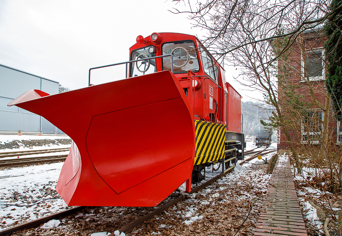 
Er war wohl vor ein paar Tagen im Einsatz, kleine Spuren (in Form von Schnee) kann man noch erkennen...
Der Schneepflug BA 851 (Fabr. Beilhack Typ PB600) der DB Netz AG, Schweres Nebenfahrzeug 40 80 947 5 181-0, hier am 28.01.2017 abgestellt in Siegen-Eintracht.