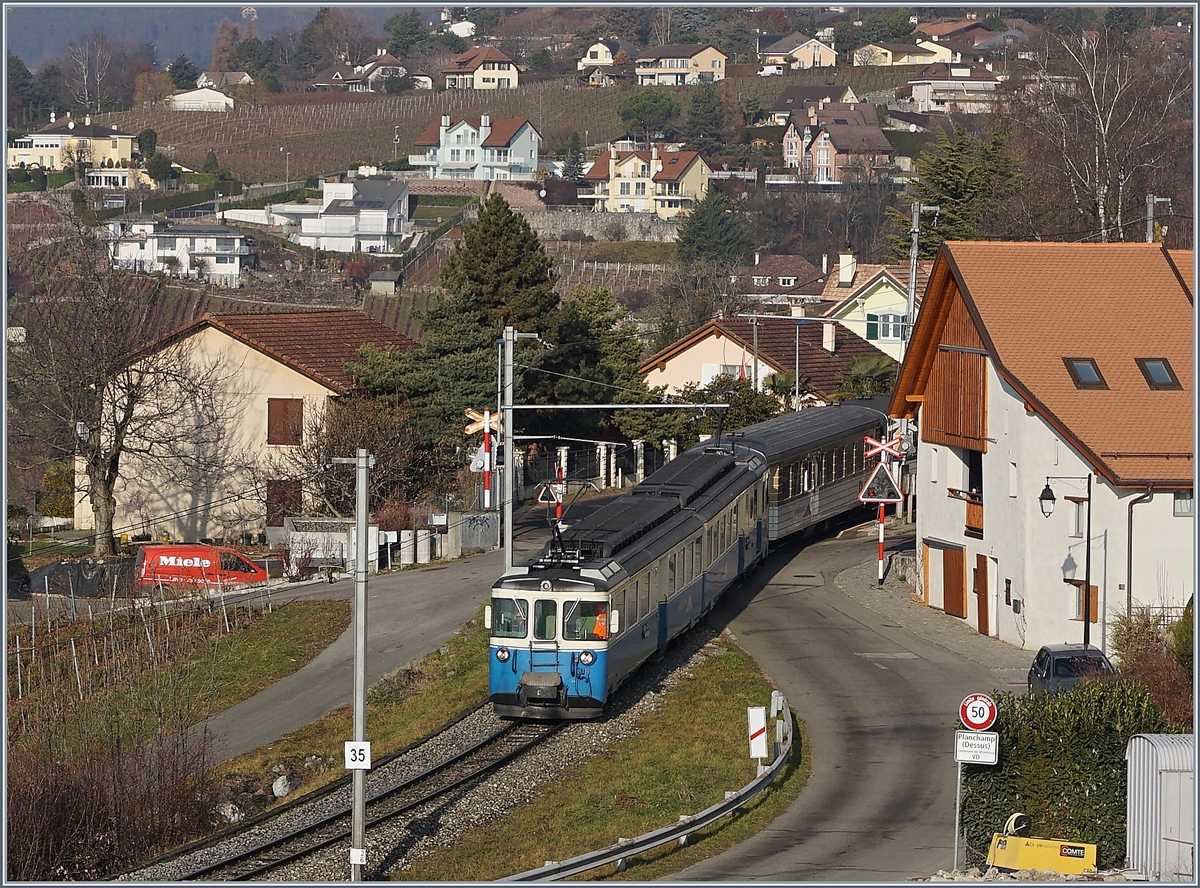 Erfreulich, hin und wieder auf einen der schönen ABDe 8/8 zu stoßen! Hier ist der ABDe 8/8 4003  BERN  mit seinem Regionalzug 2213 von Zweisimmen nach Montreux bei Planchamp unterwegs.
28. Dez. 2016 