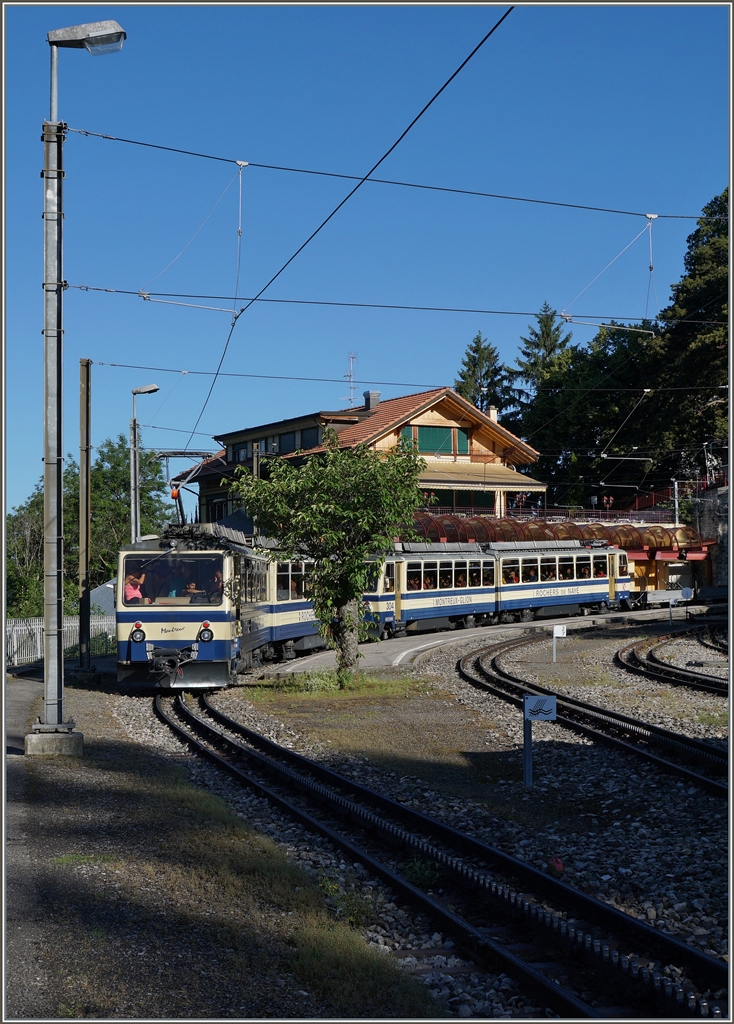 Erfreulicherweise wurden die beiden  Werbelosen  Bhe 4/8 301 und 304 gemeinsam eingesetzt, so dass ein homogenes Bild der relativ langen Züge entstand.
Glion, den 3. Juli 2016