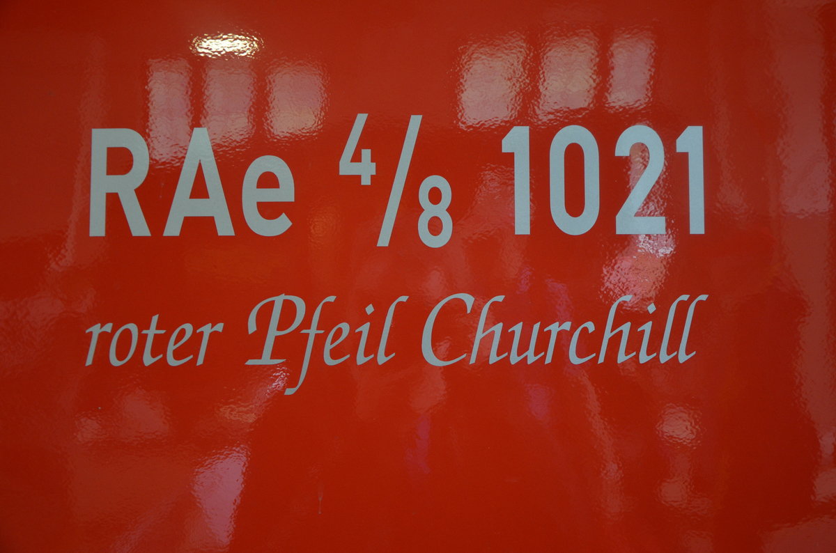 Eröffnung Gotthardbasistunnel 2016. Anlässlich der Feierlichkeiten gab es eine Rollmaterialshow in Erstfeld. Innerhalb des historischen Lokschuppens war der der RAe 4/8 1021, «Roter Doppelpfeil» ausgestellt, hier ein Detailbild vom Anschriftenfeld. (04.06.2016)