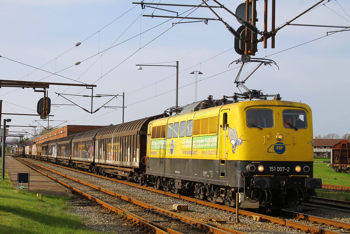 Erst danach bequemte sich die EGP 151 007, den für sie bereitgestellten Zug zu übernehmen. Warum der vordere Stromabnehmer oben war, wird wohl ewig ihr Geheimnis bleiben... Pattburg 30.04.2024 