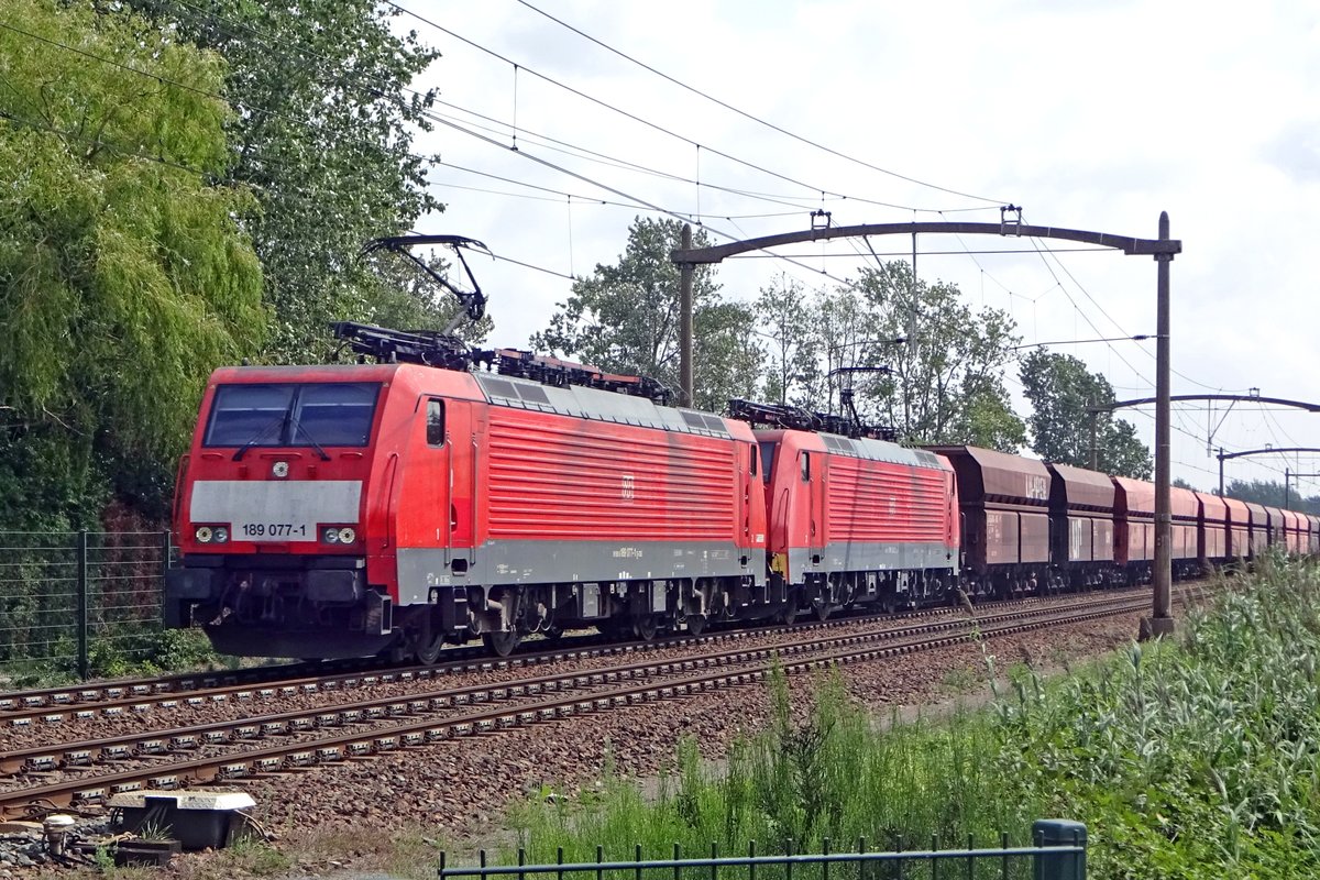 Erzbomber mit 189 077 passiert Hulten am 16 Augustus 2019. 