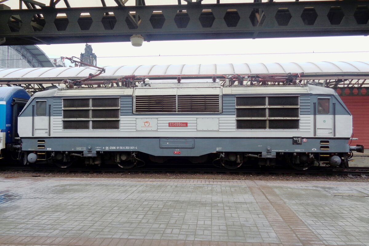 ES 499 0001 steht am 16 Mai 2018 in Praha hl.n. und mit dieser Lok fang eine neue ära für die CSD an. Von 1974 wurden zwanzig Stück von dieser Zweisystemloks geliefert. Aus der ES 499 entstant später eine Gleichstromversion E 499.2 (heute 150/151). Diese Reihe wurde zum Basis für die neue Generation von Skoda-Elloks für die CSD (heutige Reihen 162, 163, 362 und 363) und für die reihe 263 und DR BR 230, später 180. Heute sind alle ES 499.0 als Baureihe 350 in Slowakei geblieben; alle E 499.2 blieben dagegen in die Tschechei nach der Trennung von Tschecho-Slowakei am 1. Januar 1993.