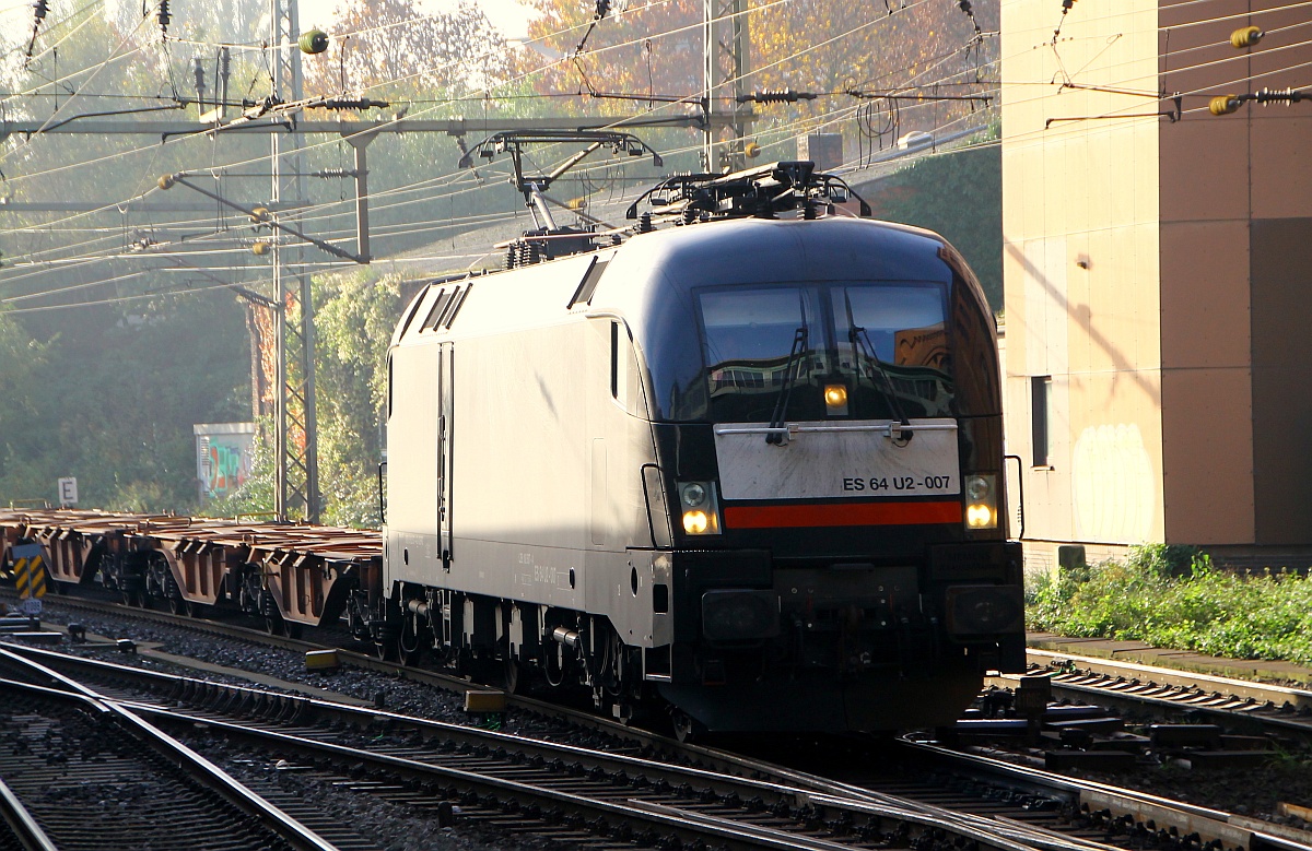 ES 64 U2-007/ 182 507-4(REV/Lz/31.07.14)rumpelt hier mit einem langen Gz bestehend aus Wascosa Containertragwagen durch HH-Harburg. 01.11.2014