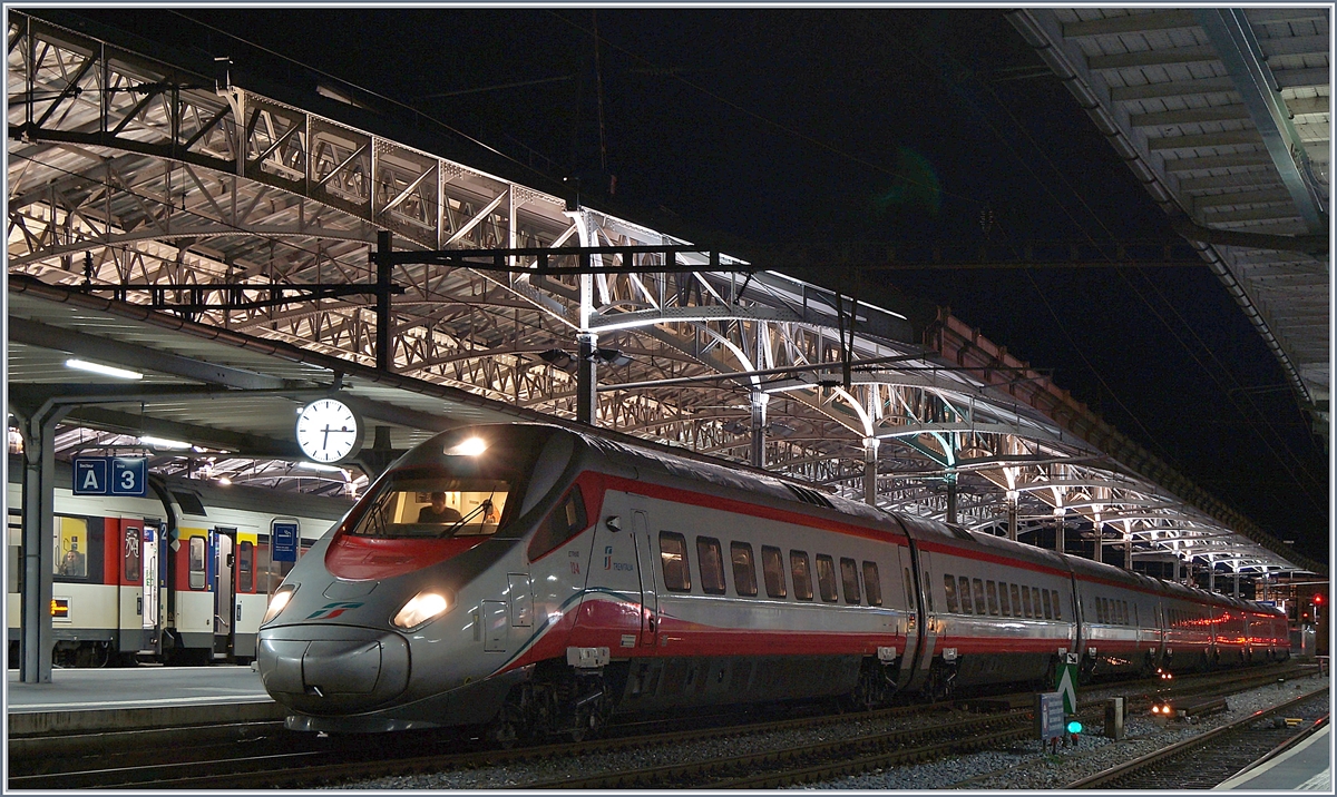 Es dürfte kein Geheimnis sein, das es mir die FS ETR 610 besondes angetan haben um so mehr freue ich mich, das die schönen Züge nun auch auch der Simplonstrecke verkehren. Das Bild zeigtde FS ETR 610 012 als EC 35 von Genève nach Milano beim Halt in Lausanne.
18. Feb. 2018