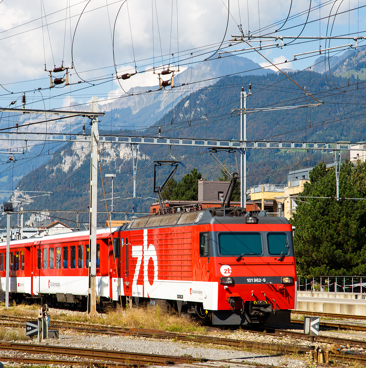 
Es gibt sie noch...
Die HGe 4/4 II - 101 962-9  „Hergiswil“  der zb (Zentralbahn)  ist am 25.09.2016 mit einem Personenzug beim Bahnhof Meiringen abgestellt. 

Die schmalspurige (1.000 mm) gemischte Zahnrad- und Adhäsions-Lokomotive wurde von SLM (Schweizerische Lokomotiv- und Maschinenfabrik) in Winterthur 1989 unter der Fabriknummer 5396 gebaut, der elektrische Teil ist von ABB.
