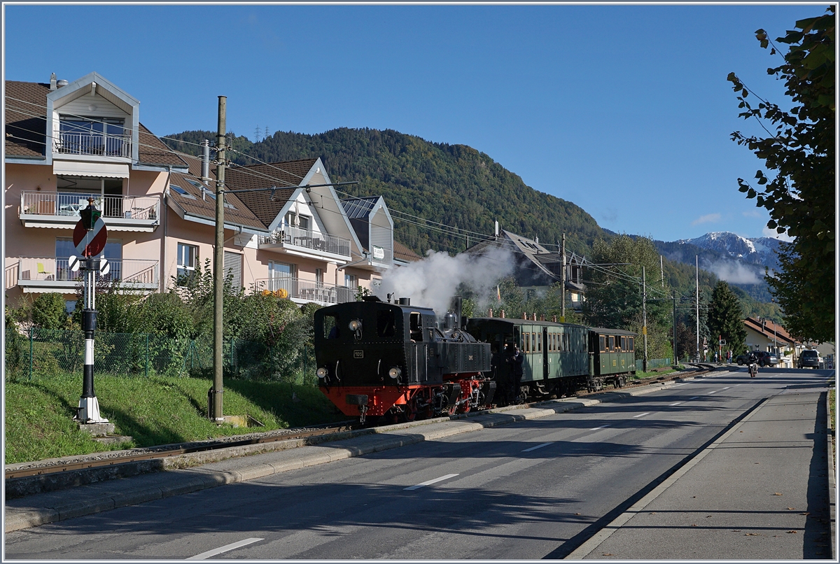 Es ist Herbst geworden, auf den fernen Bergen liegt schon etwas Schnee und in dieser Jahreszeit verwöhnt uns die Natur mit einem zauberhaften Licht, aber auch mit langen Schatten... Die Blonay-Chamby Bahn G 2x 2/2 105 erreicht Blonay mit dem letzten Dampf-Zug des Tages.

3. Okt. 2020