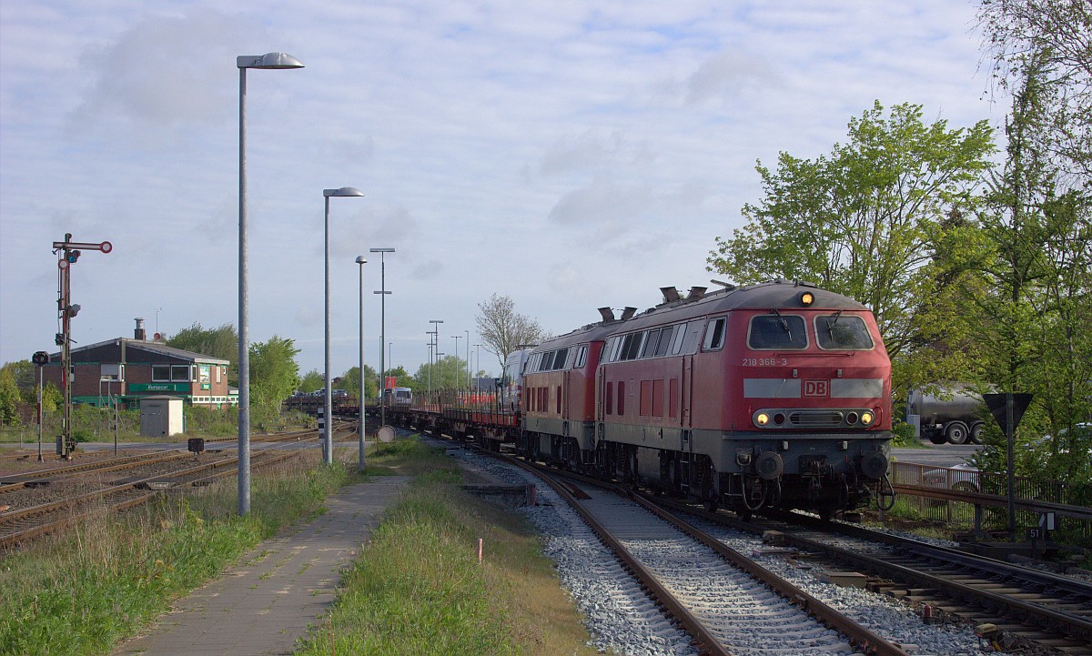 Es kamen 218 366-3 REV/HB X/09.11.16 und 218 344-0 REV/HB X/26.07.17 laustark mit einem SyltShuttle in Nieb�ll an. 17.05.2020
